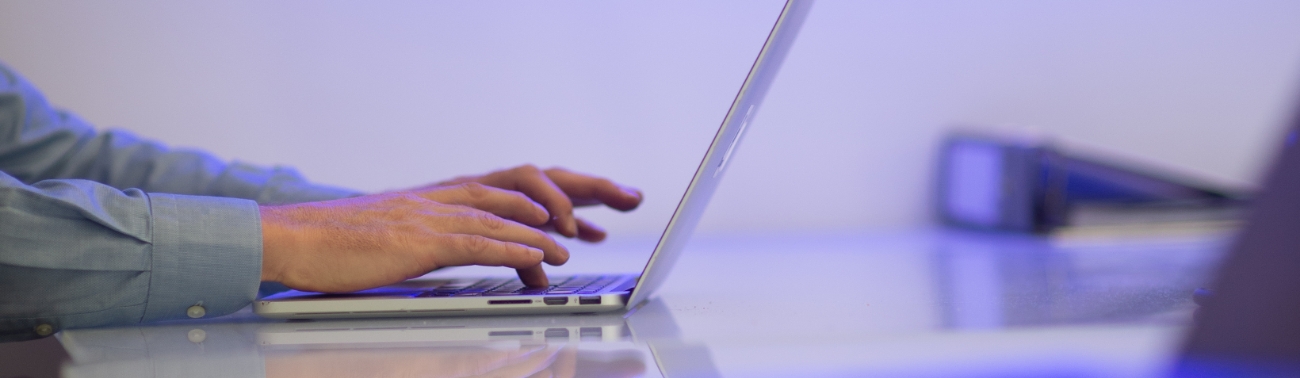 Werk achter een laptop pagina support